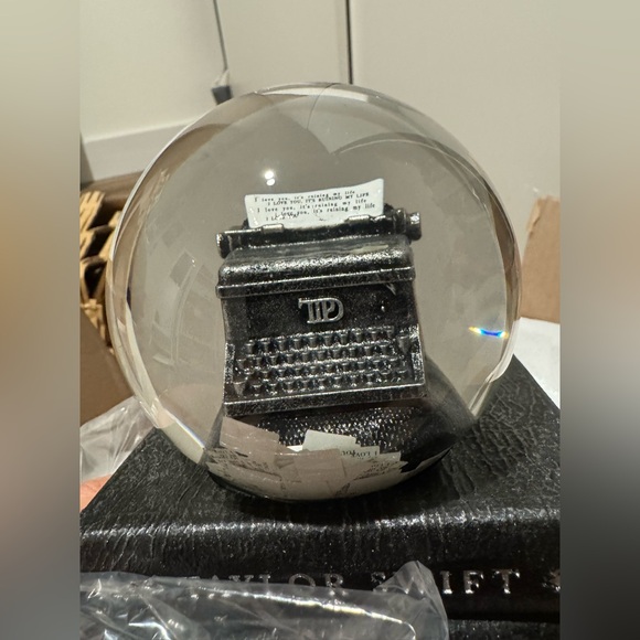 TAYLOR SWIFT THE TORTURED POETS DEPARTMENT SNOWGLOBE - Picture 12 of 16